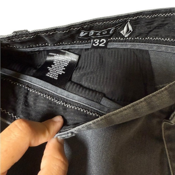 Volcom Men’s Chino Shorts Gray Size 32 Classic Fit Casual Cotton Blend - Picture 3 of 4